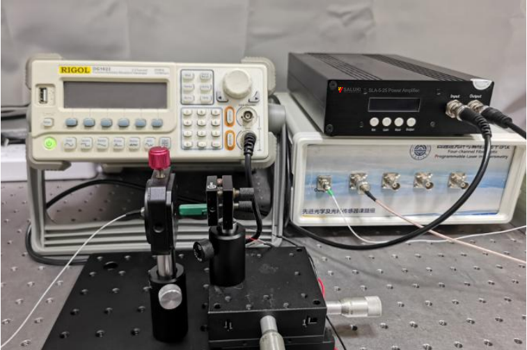 Application of power amplifier in absolute measurement of micro-vibration of optical fiber white light interference